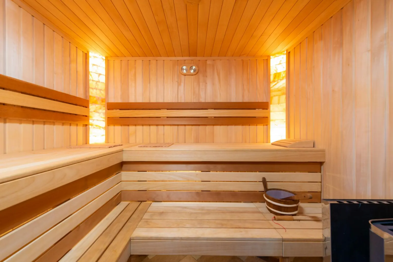 Sauna z pionowymi cedrowymi deskami — minimalistyczny detal